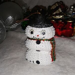 snowman made from 3 sea urchins has an adorable stubby spike body & googly eyes
